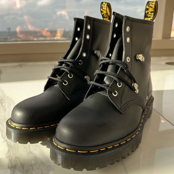 NWOT Dr Martens 1460 BEX STUD LEATHER LACE UP BOOTS - Picture 3 of 8